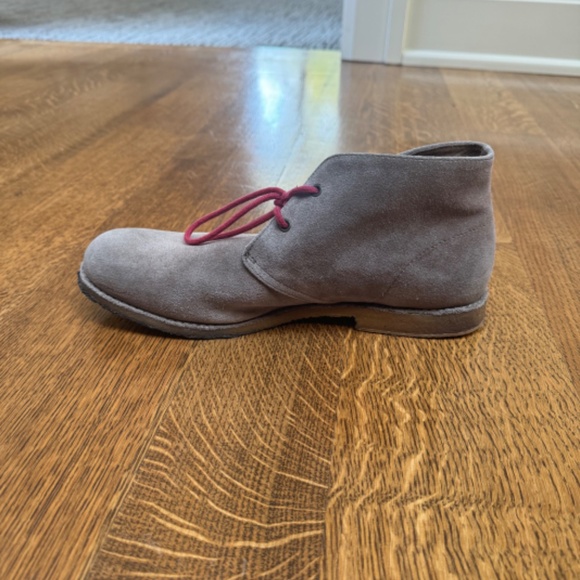 UGG Men\'s Leighton Chukka Boot Gray and Red Boots size 10.5